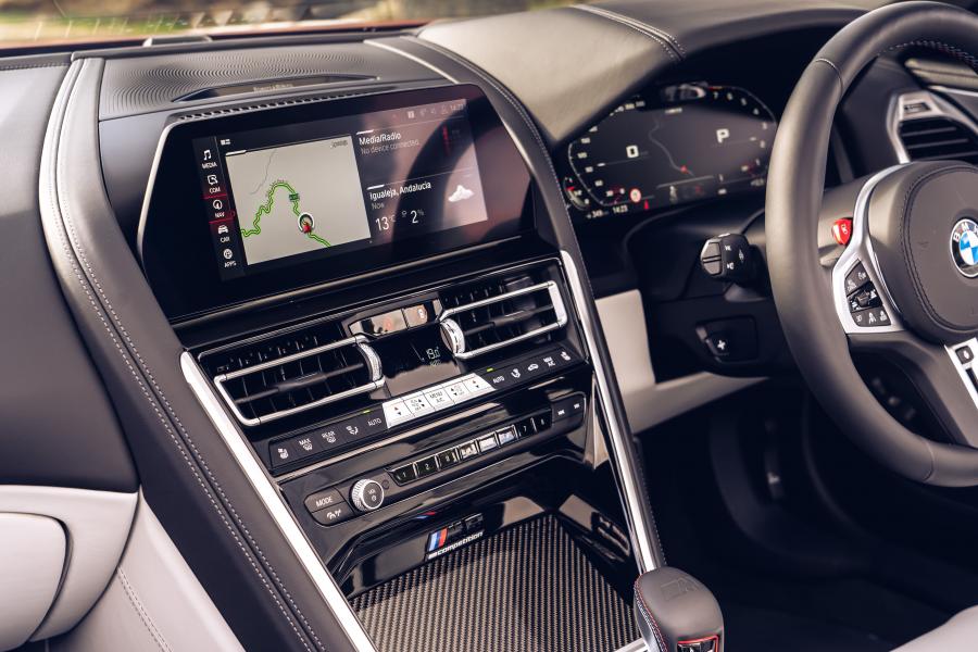 Детали интерьера BMW M8 Competition Convertible (F91) 2019 года  (UK) (фото 38 из 42)